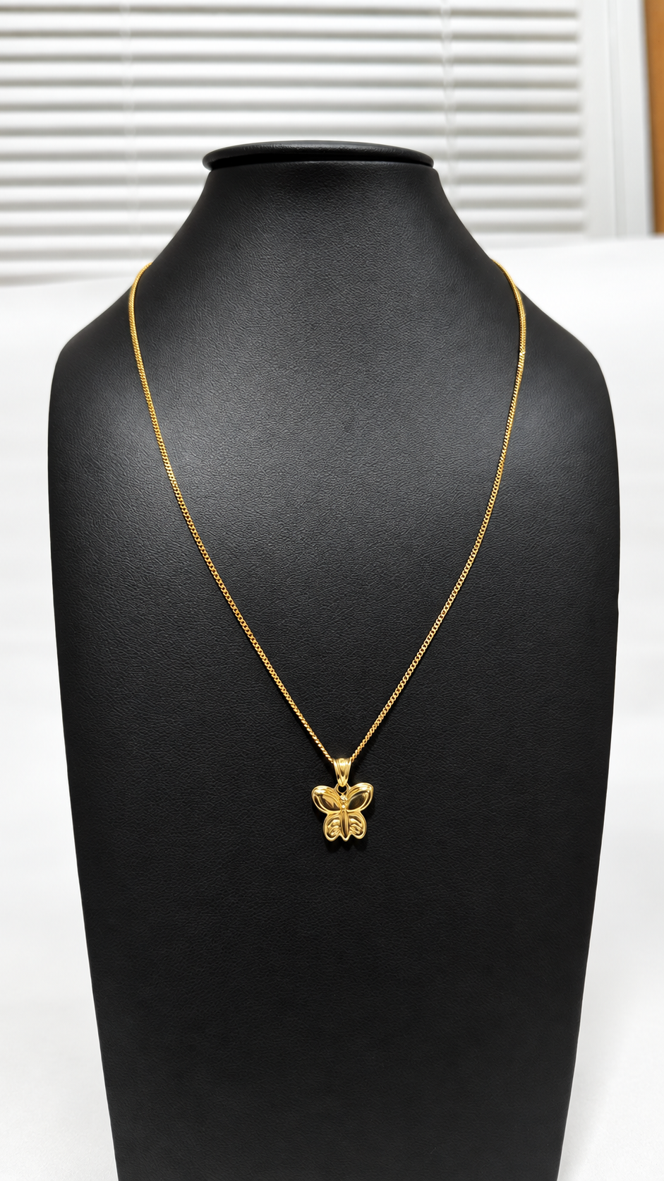 Collar con dije de mariposa — Habana Luxe Jewelry