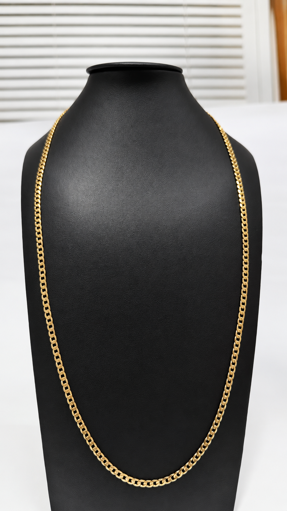 Cadena cubana en exhibidor — Habana Luxe Jewelry
