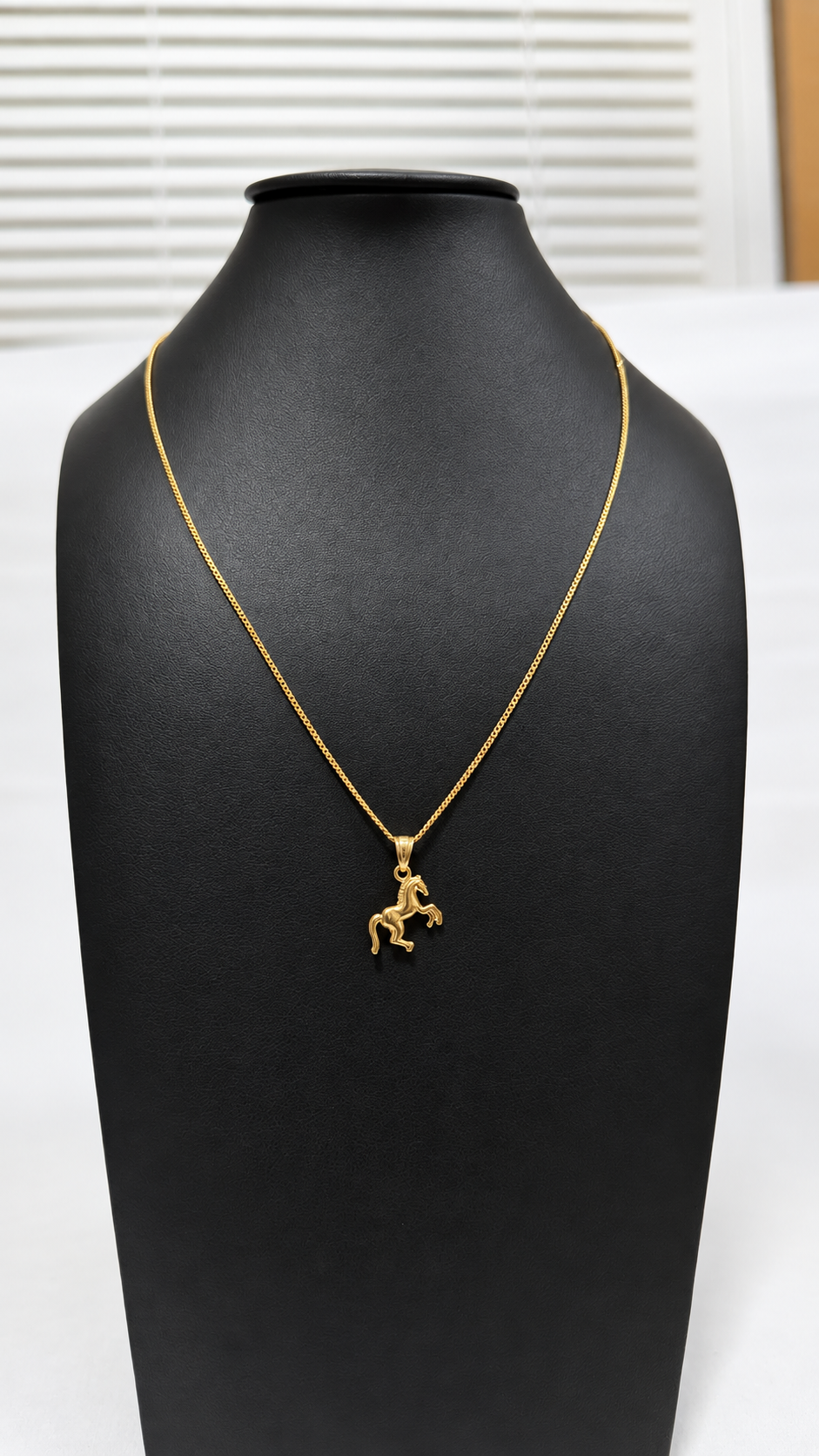 Collar con dije de caballo — Habana Luxe Jewelry
