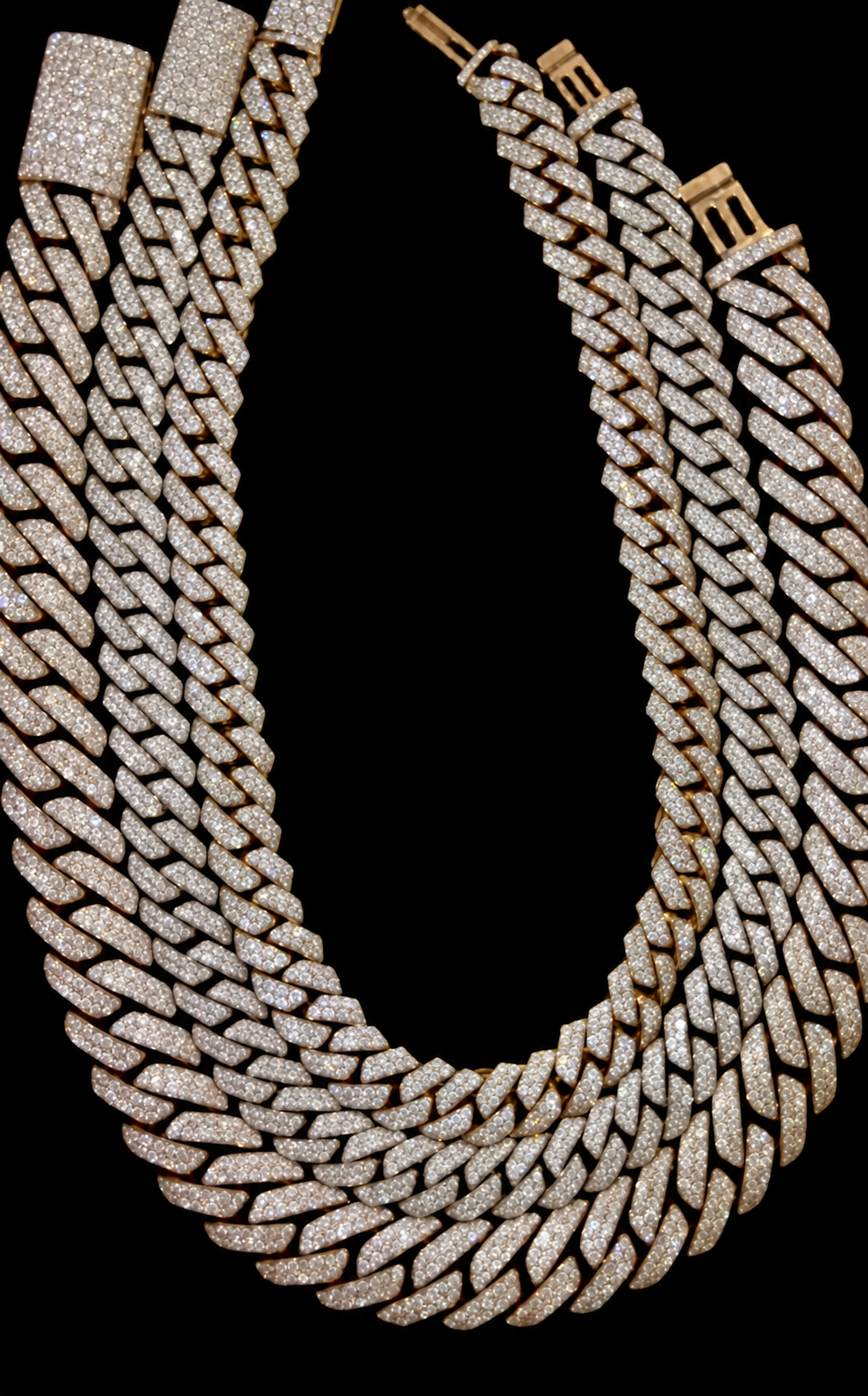 Varias cadenas cubanas con diamantes sobre fondo negro